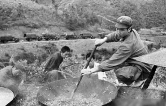1979年，炊事员陶洪礼给前线送饭，路上，他遇到一个越军哨所，因嫌哨所碍事，他对