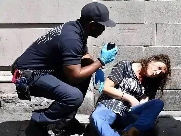 什么是芬太尼？为何美国如此惧怕？芬太尼是阿片类药物里的“狠角色”，是癌症患者的救