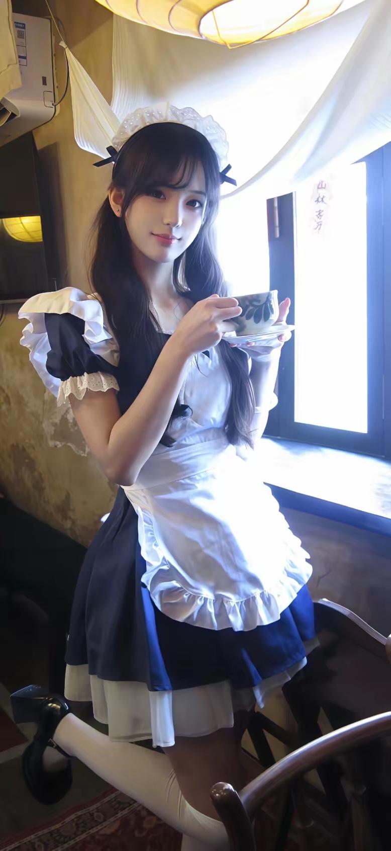 穿着女仆装的小姐姐在喝茶。好有感觉的样子