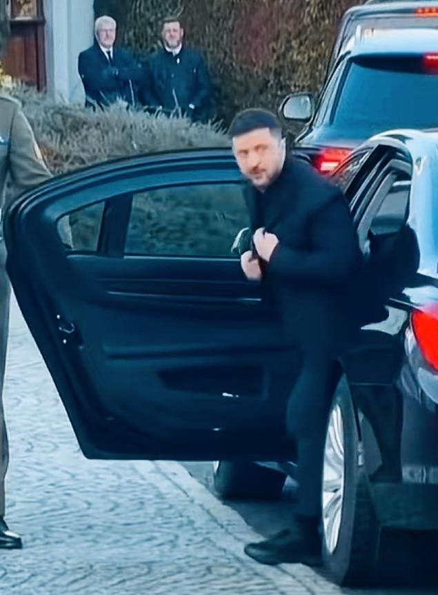 泽连斯基下车时，是不是显得大佬范十足啊？
下车时先整理一下衣服，看来还是比较注重