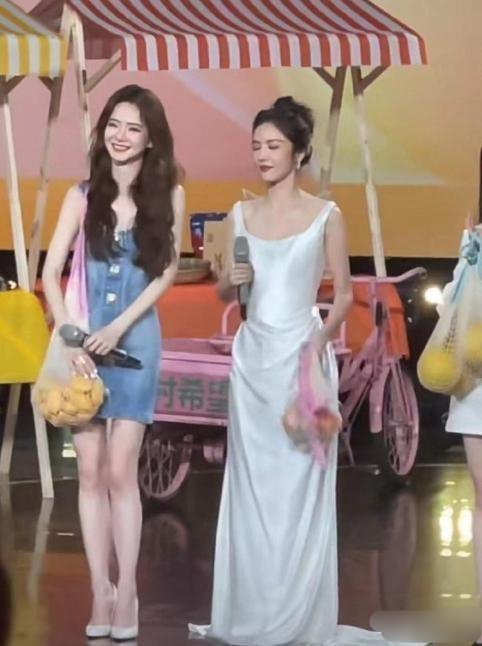 一直以为戚薇这样的长相，放在娱乐圈里算普通的，直到看到了这个合影……  