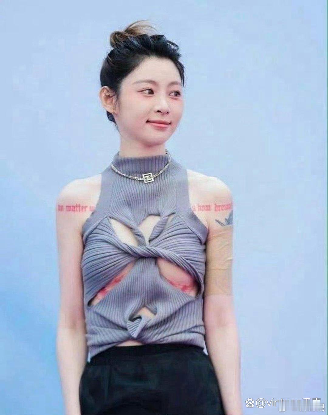 痞幼生图 这衣服设计挺复杂的 ​​​
