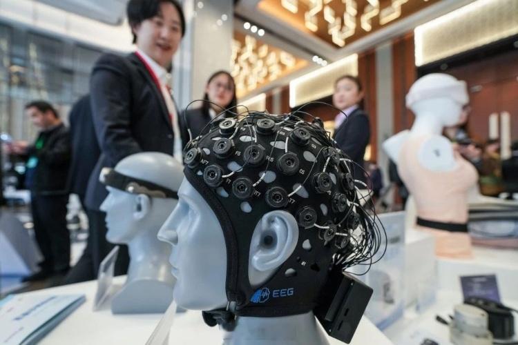 国内脑机接口的发展超乎想象脑机接口：人脑对外的“通信通道”，借此可用“意念”与外