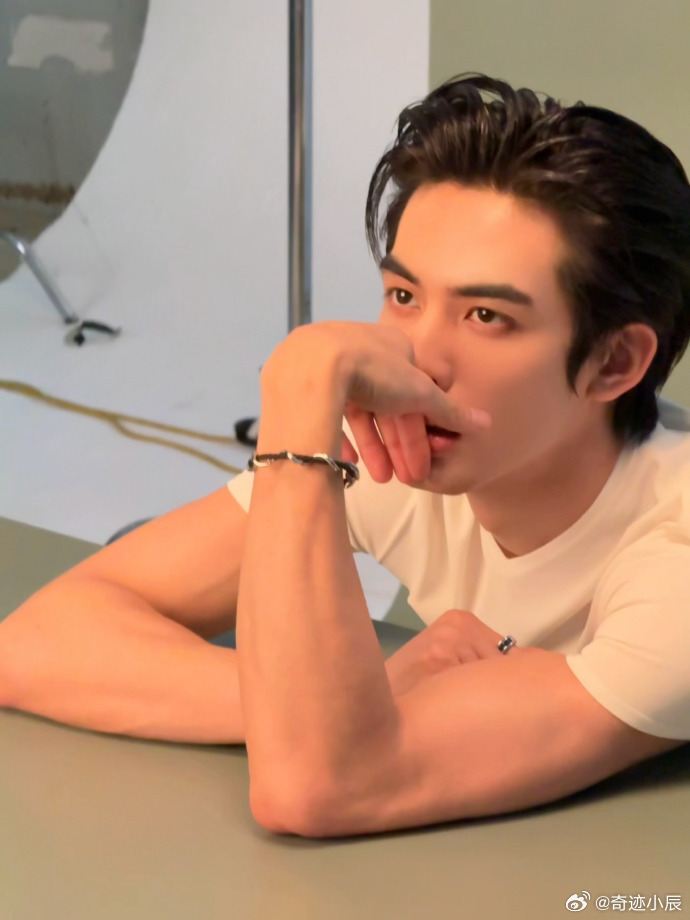 宋威龙白T肌肉 简单白T也挡不住好身材，湿发背头气场全开，流畅的手臂肌肉线条又野