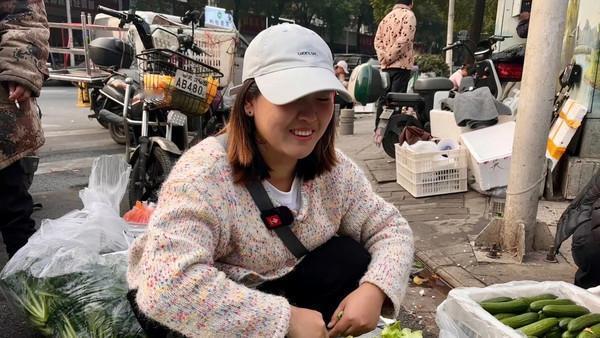 这位00后女生通过摆摊卖水培蔬菜实现了自己的创业梦想，日售千元的成绩令人钦佩。她