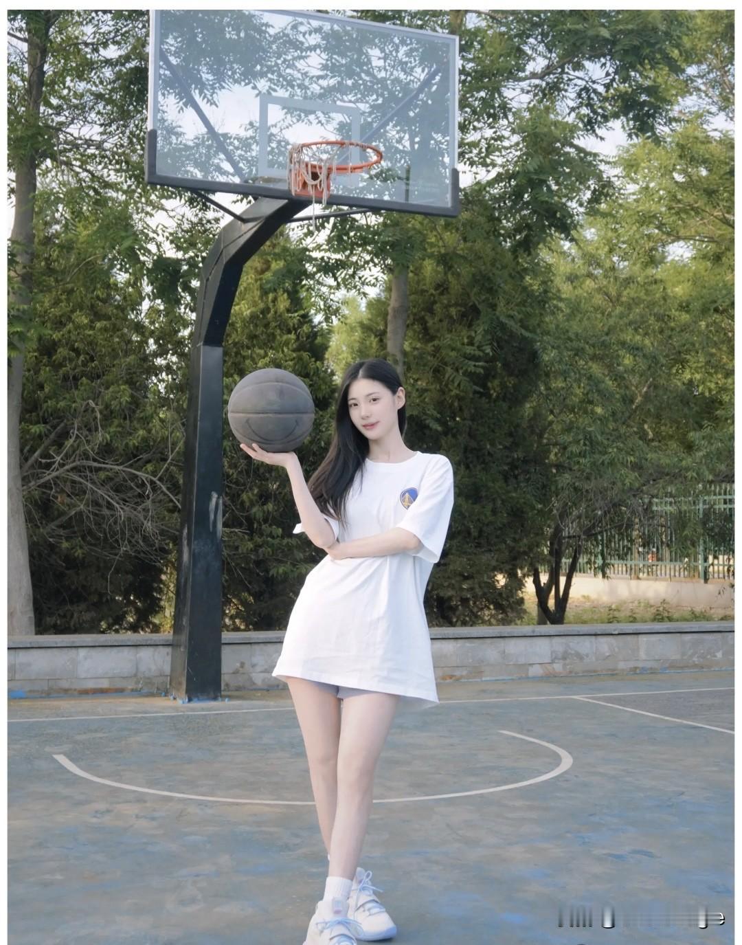 女生拿着篮球，背对镜头微笑。