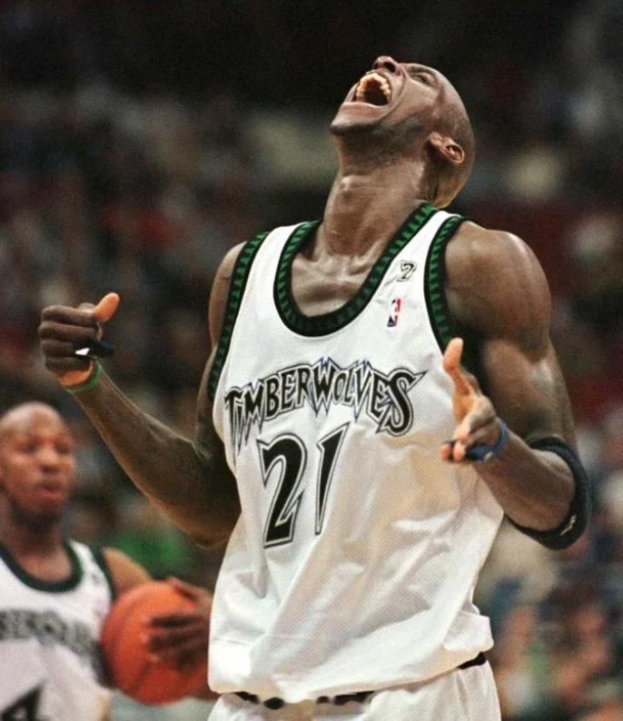 传奇归来！名人堂成员凯文·加内特正式重返森林狼，开启新篇章。他将担任新设立的综合