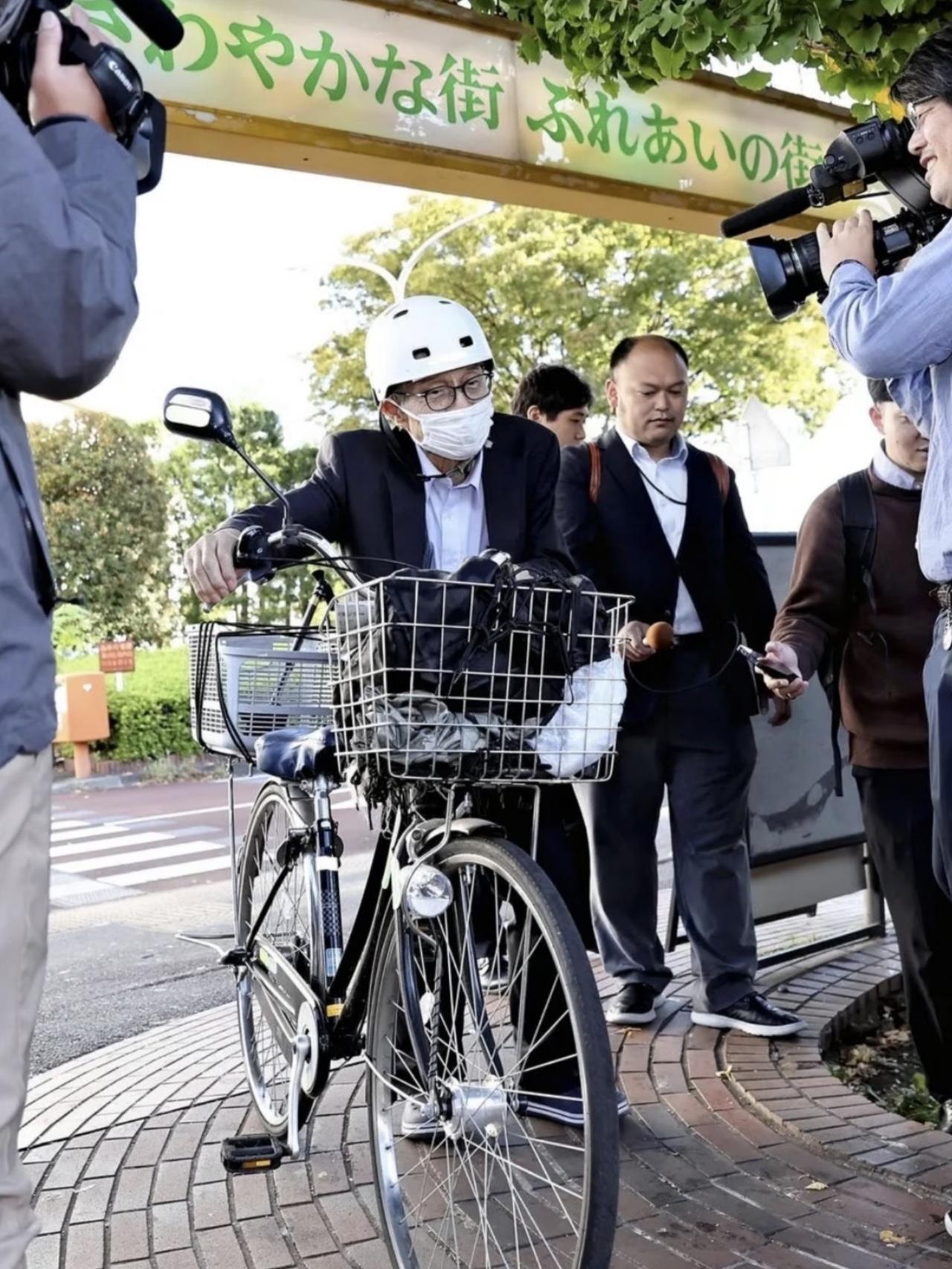 日本这位刚获诺贝尔奖的老教授，接到诺贝尔科学奖电话时，正在超市买菜。第二天记者来