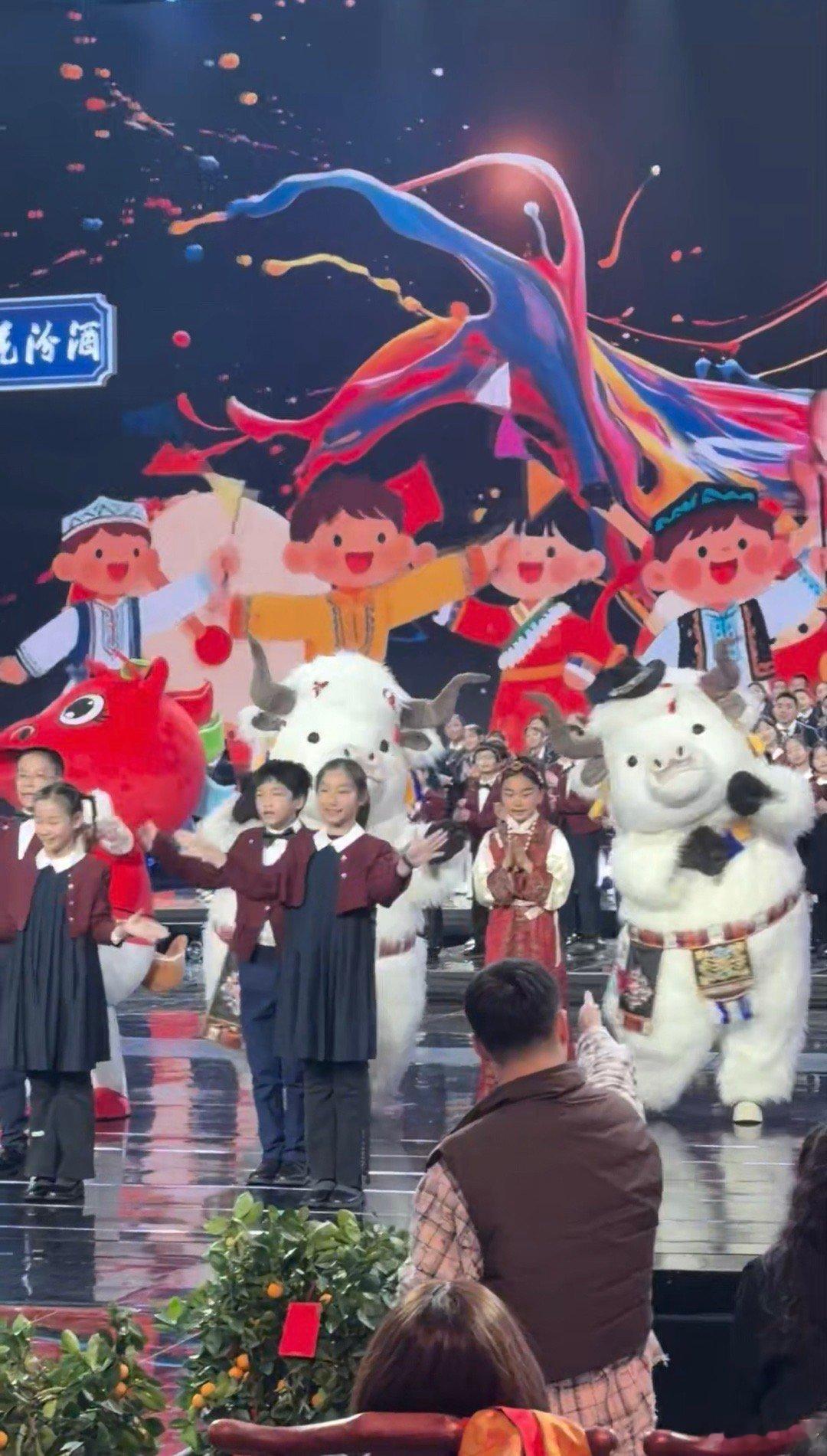 拉萨这4头牛的舞姿还是太曼妙了拉萨这4头牛在马年春晚又唱又跳的 马年春晚最上头的