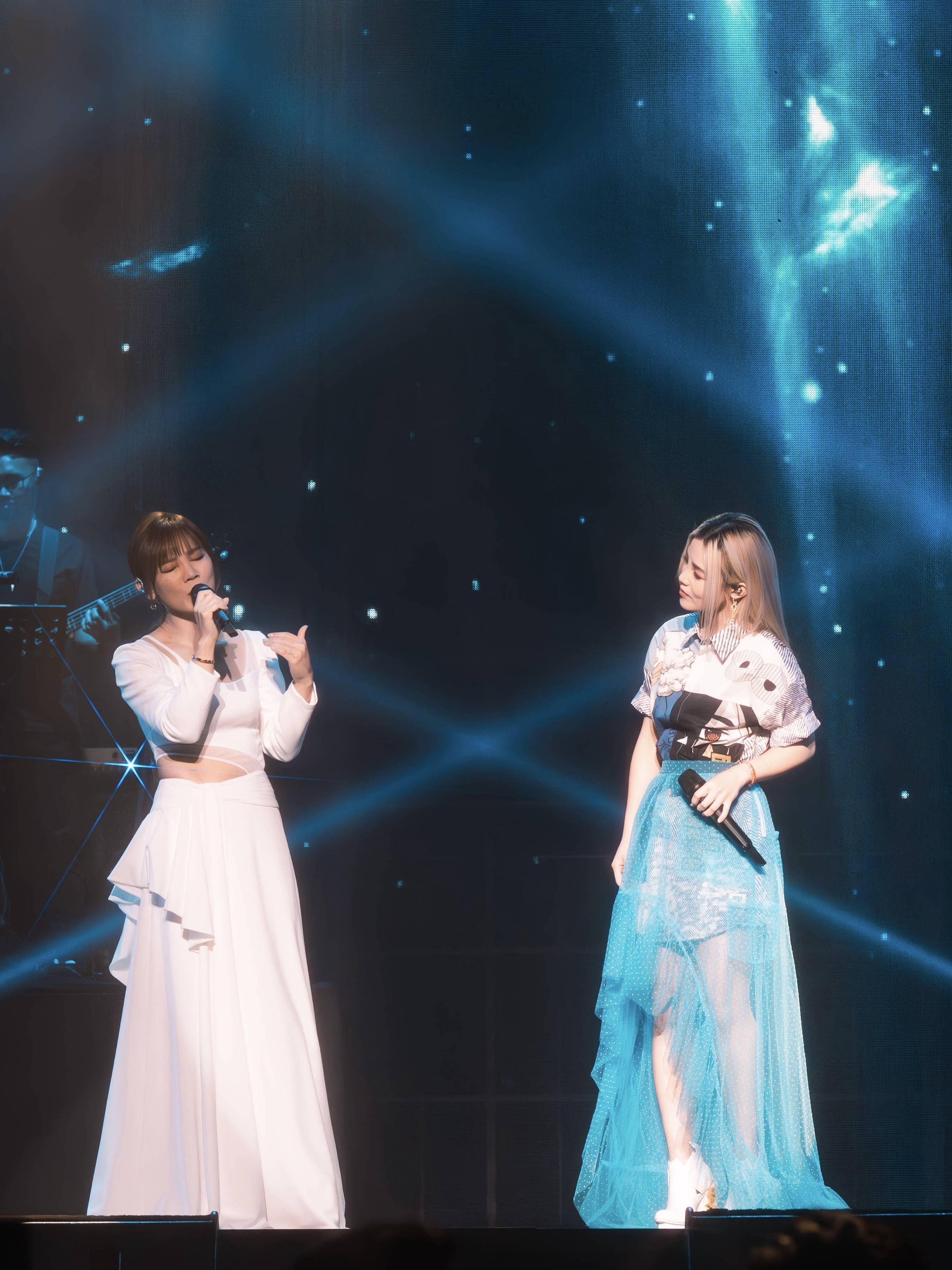 我先忏悔吧你们欢薇姐妹骨真的有点好吃… ljw在台上全身心投入唱歌旁边有人的目光