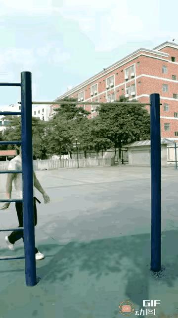 就算是小伙子有几个能做到的。#分享街头的趣事# #发达国家的街头# #晒晒街头趣