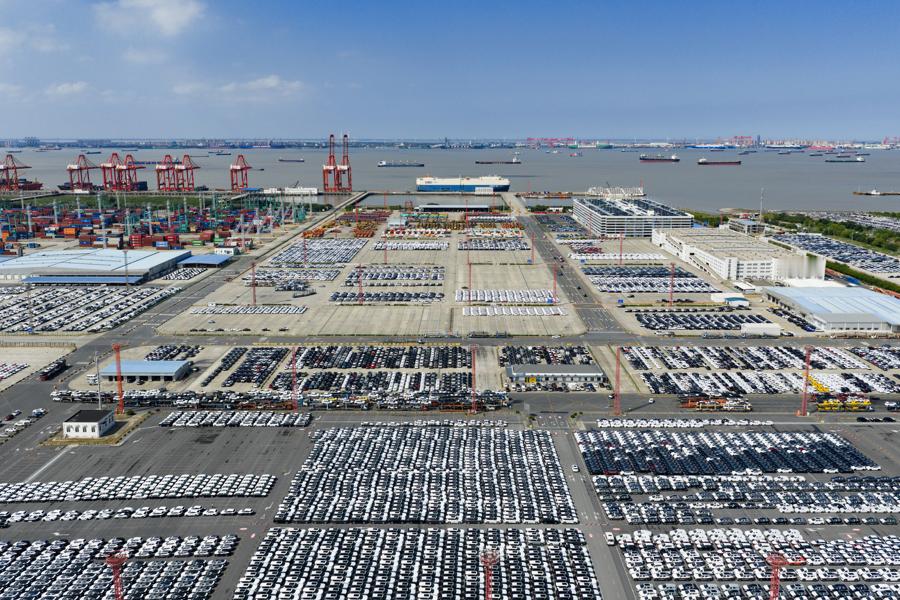 上海市每天要从港口发往世界 6589 辆汽车。 