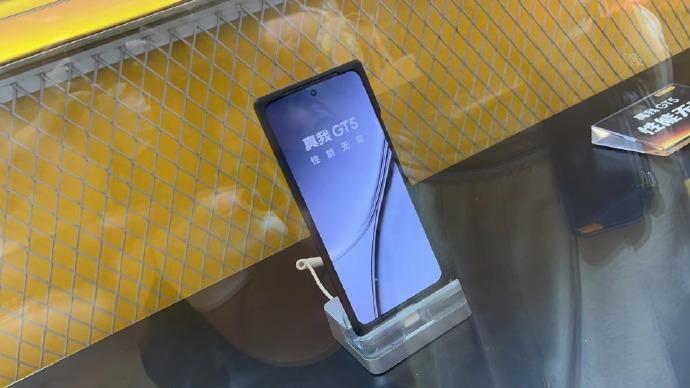 真我GT5已经展示出来了。