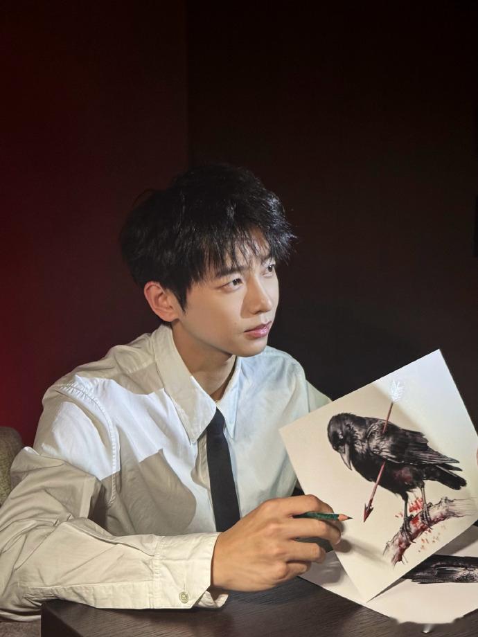 谁教彭昱畅这么撒娇的 彭昱畅小汁会装！说不会撒娇，结果花絮里“姐姐”喊得超甜，“