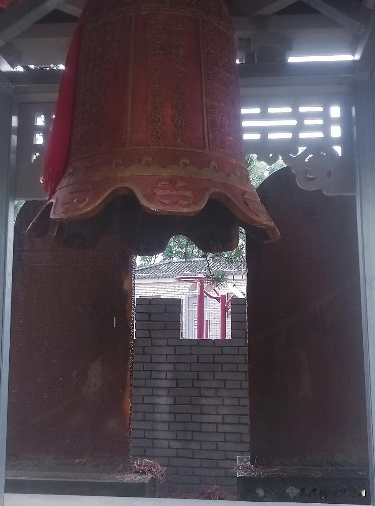 今日分享随手拍照片陕西子洲大兴寺钟楼大钟，重达6.5吨，据说昱西北最大钟[比心]