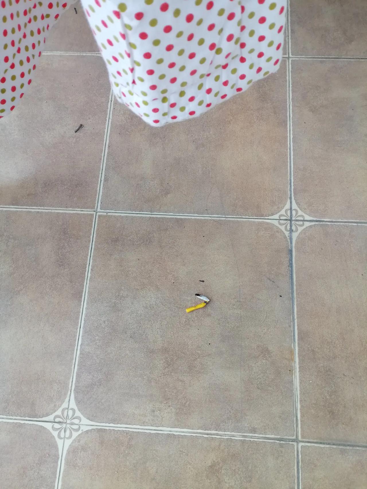 求网友支招！
大过年的，
有人还是这么缺德，
从楼上随便扔烟台落在我家阳台，
小