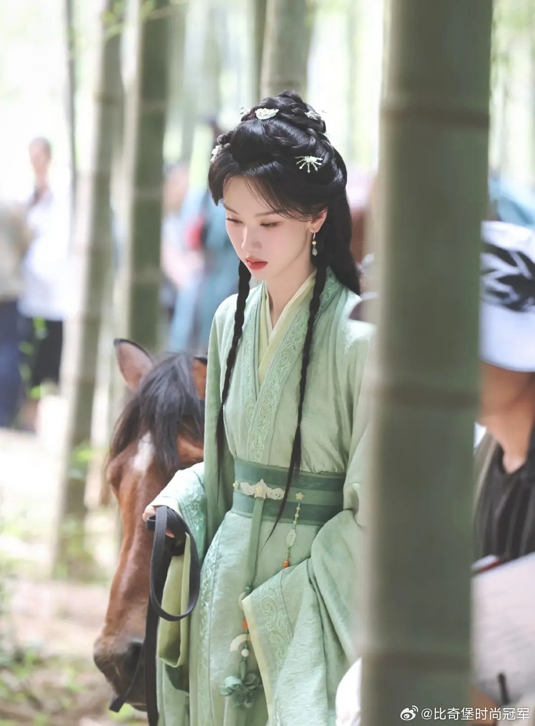 陈都灵这什么剧，服道化比丸子头高马尾用心 