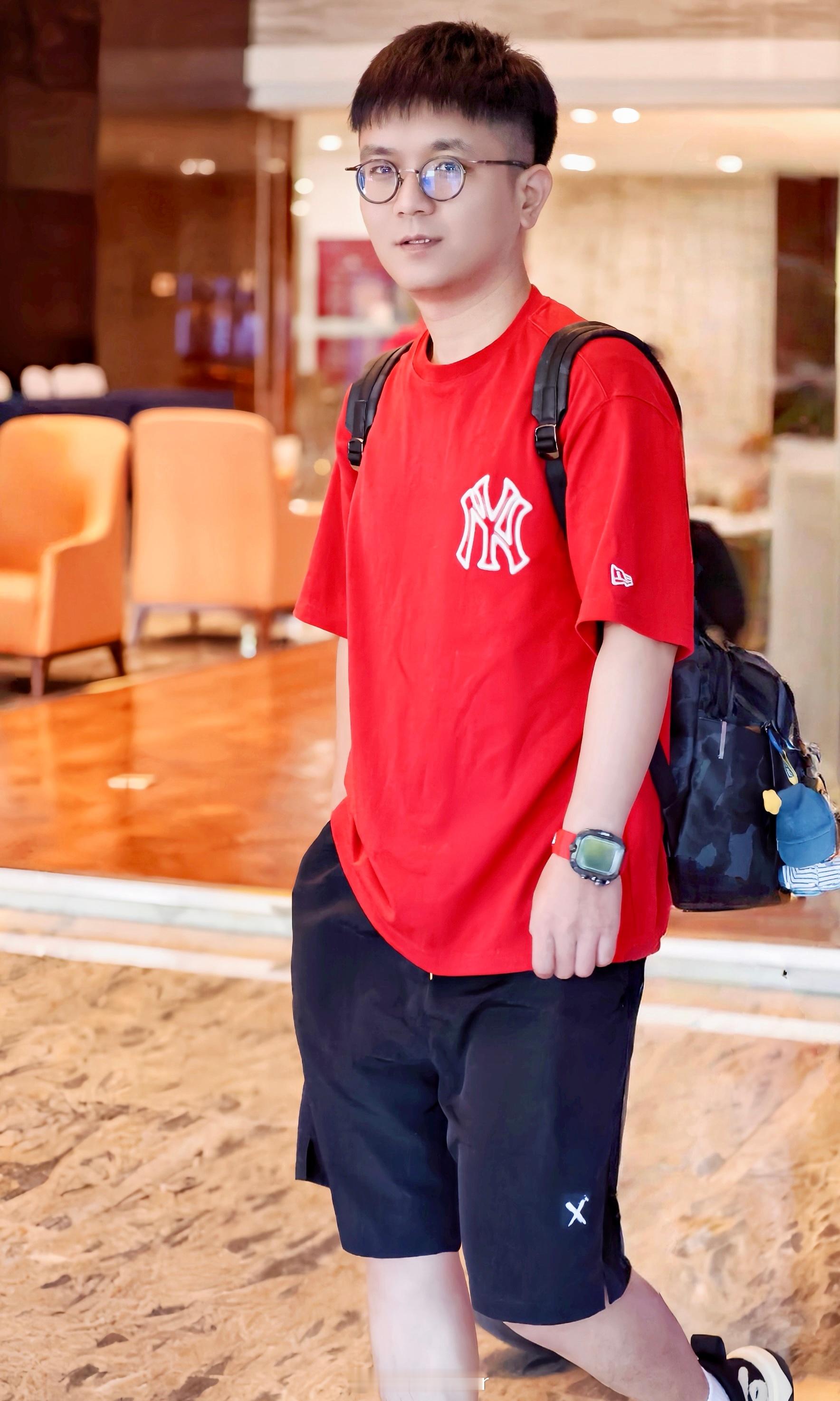 王霄颐  王霄颐 对视吧 眼睛从来不会说谎. 💌📍2026.7.11徐州 •