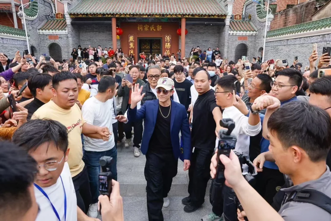 郭富城来东莞寻根，60岁还那么有型😍 据中堂镇三涌村郭氏宗祠和《三涌...