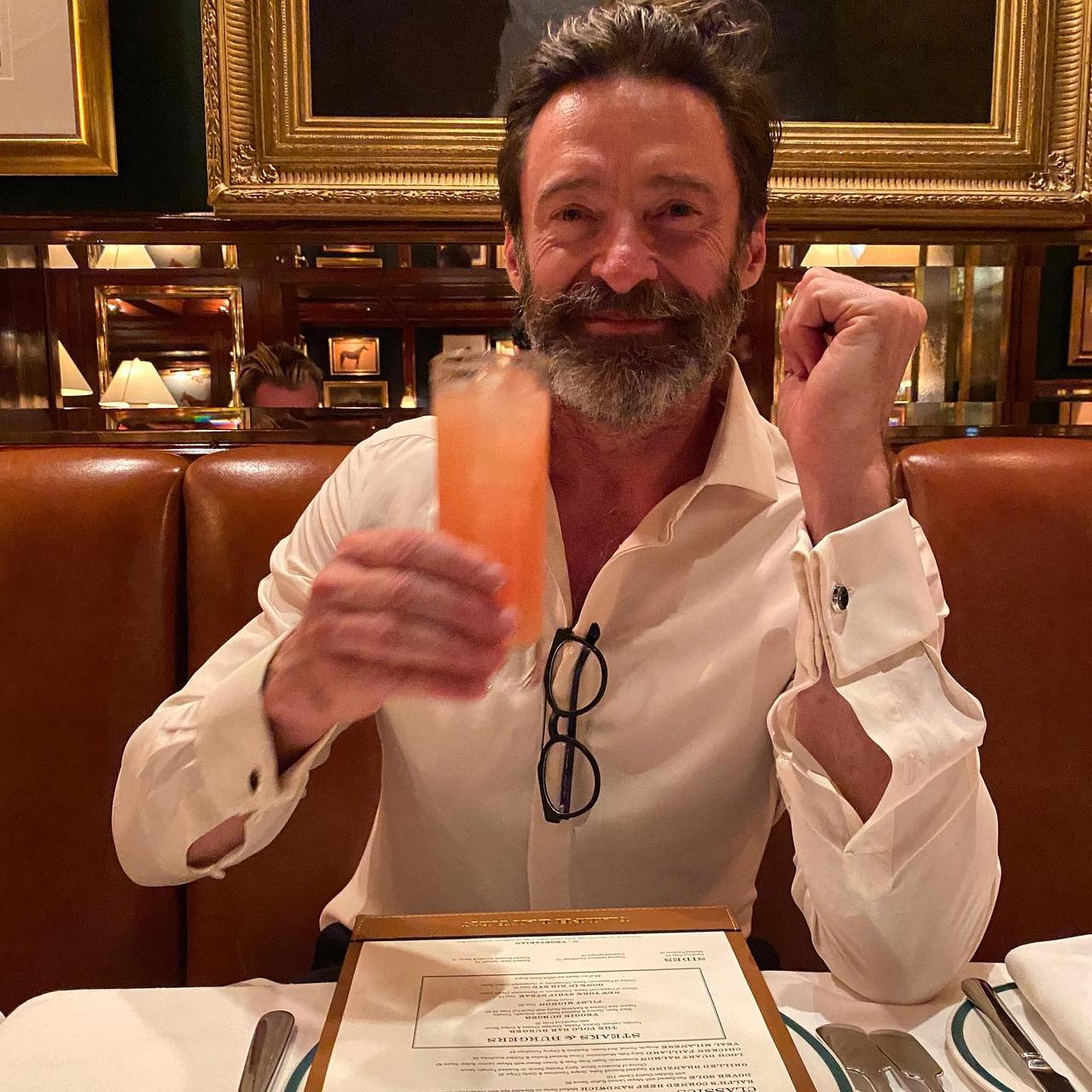 Hugh Jackman 最新自拍，已经是个慈祥的老人了！
喜欢他年轻时，因为我