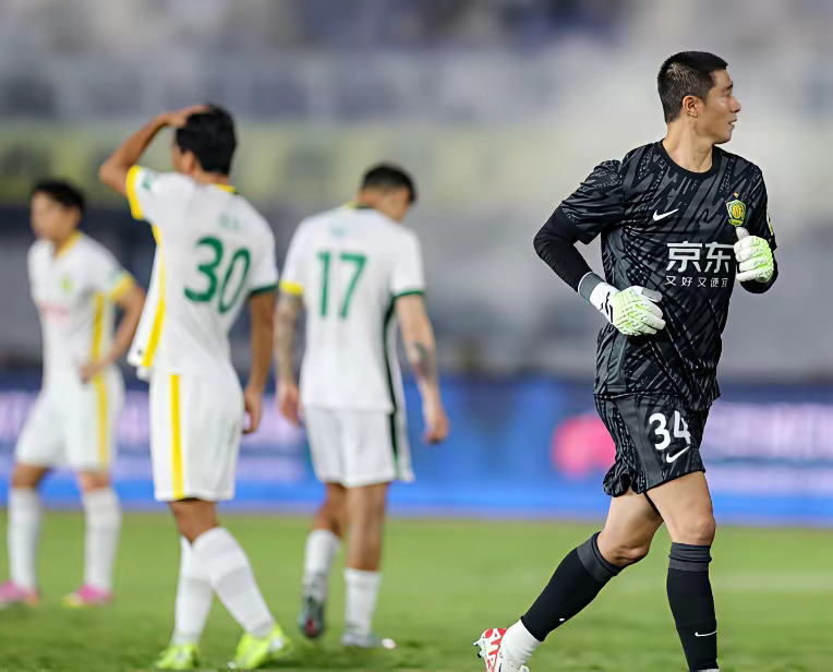 媒体人徐江叹息，如果北京国安延续今年上半程的表现，那联赛冠军肯定就是北京国安。确