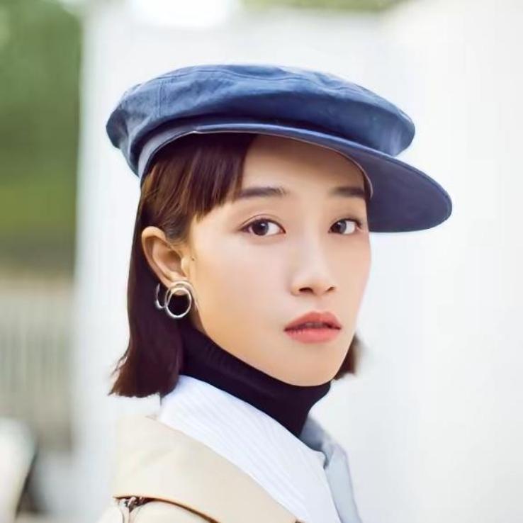 优渥家境里，藏着蓝盈莹不服输的底气
 
蓝盈莹出身畲族，家境优渥，母亲是商界女强