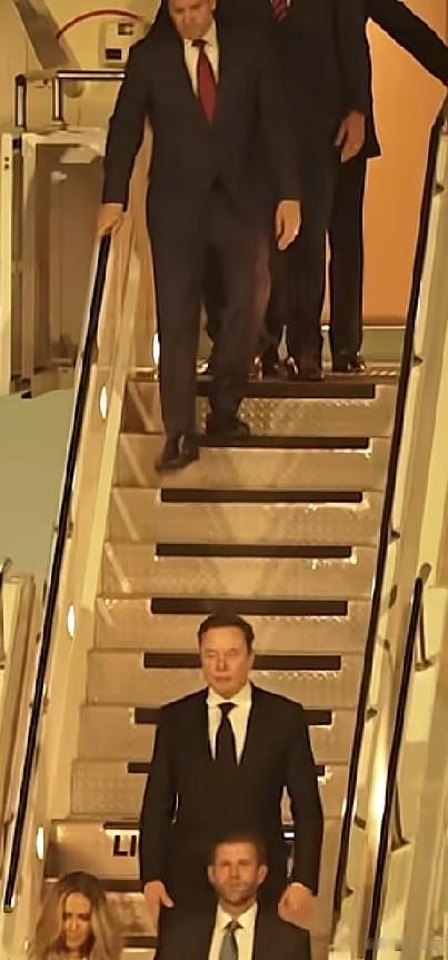 大家是不是诧异特朗普访华怎么带了个中国面孔的人呢！
都没看错，那人叫黄仁勋，美国