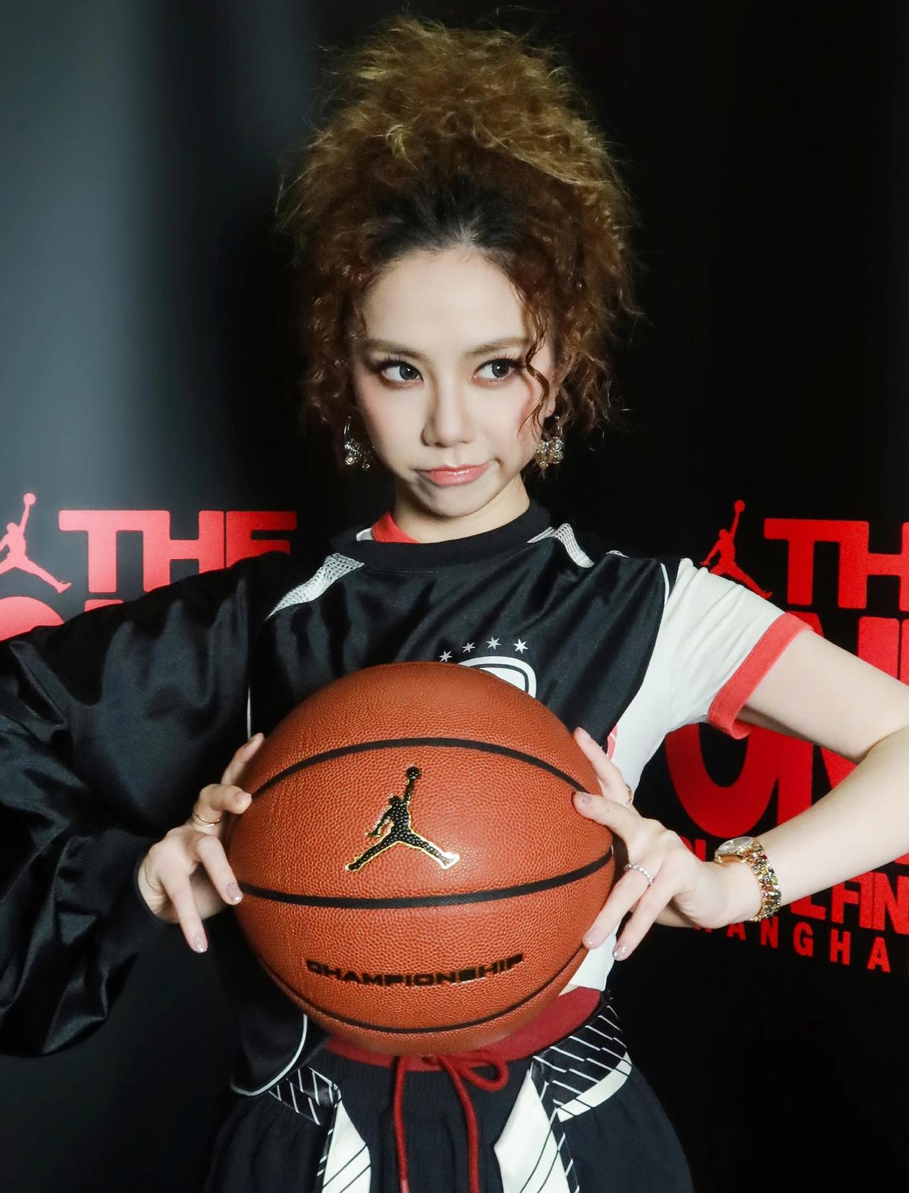邓紫棋卷毛小狮子太帅啦！
邓紫棋