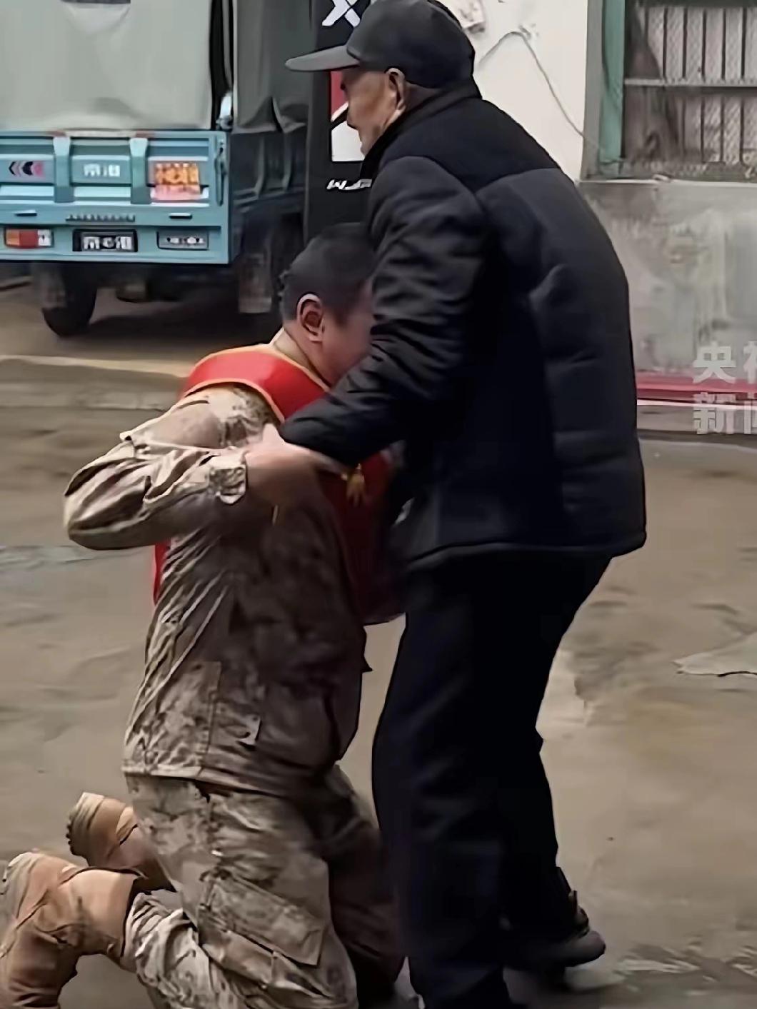 “我没有爸妈了，求你们照顾好自己，我不想回来之后，连你们也看不到了。”
​这句话