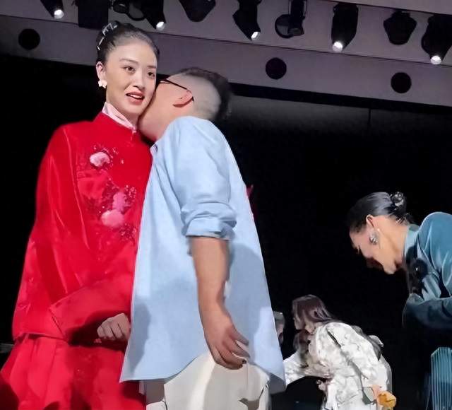 蒋欣被亲了一下脖子，她愣住的那零点一秒，替所有职场人问了问题