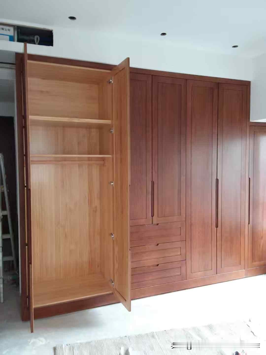 纯原木定制家居。
采用传统榫卯结构纯原木柜子，结构牢固，能有效分散压力，不易产生