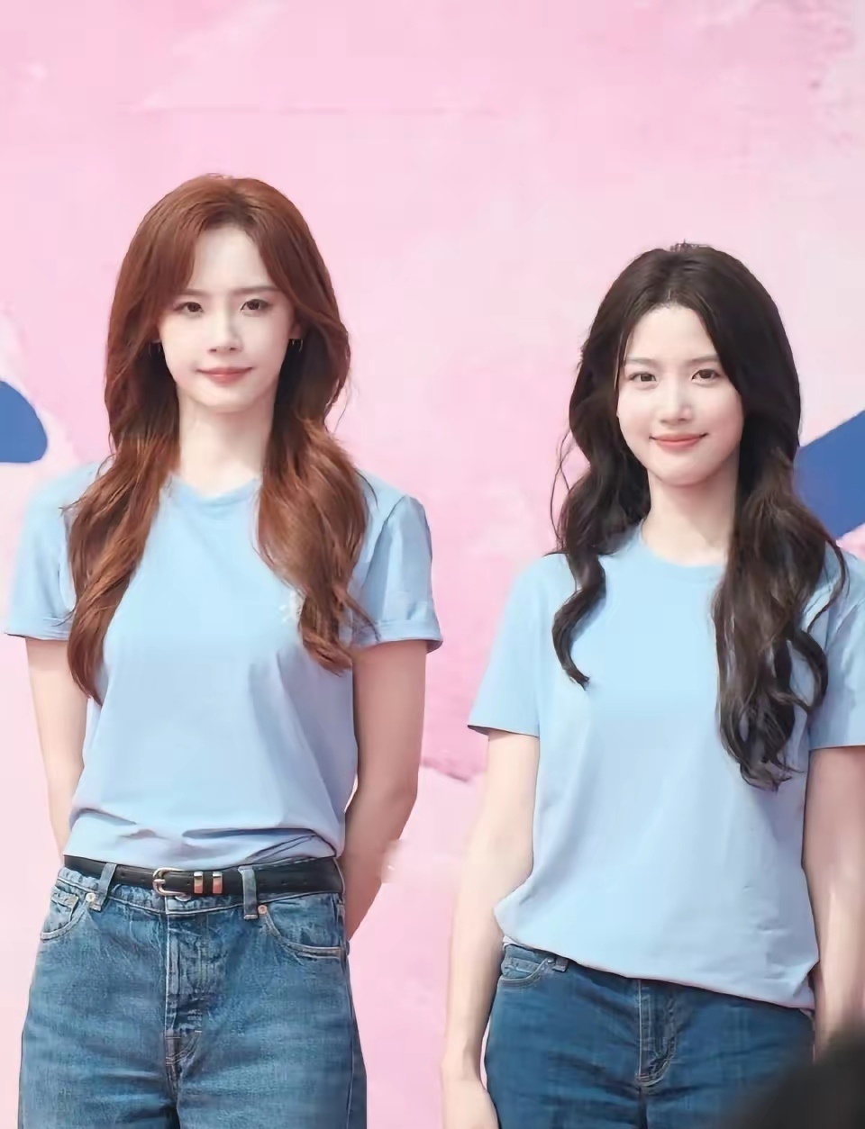 现在偶像剧真不用搞女主压女二了，两位女演员同框各有各的美看着就舒服。 