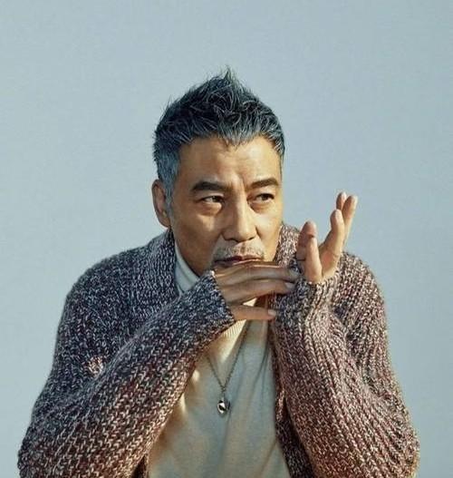 任达华70岁还能翻滚起身，网友惊呼“这哪是老人，分明是50岁！
”
别不信，人家