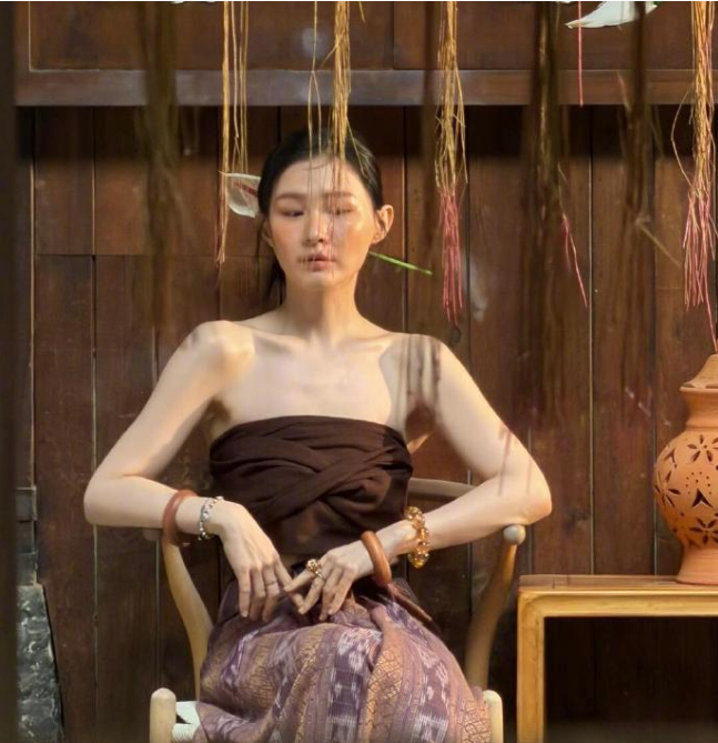 金靖瘦到认不出来偶遇金靖拍戏状态大变样，悄悄瘦到认不出，身形线条纤细轻盈，整个人