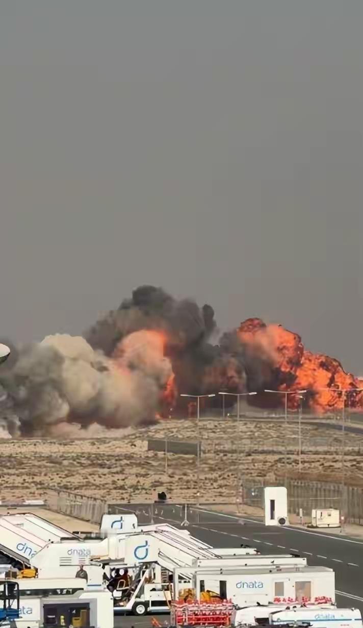 甩锅美国？光辉战机坠毁真相，戳破印度国产军工遮羞布
 
迪拜航展上光辉战机坠毁，