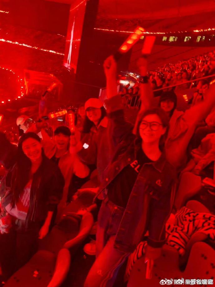 谢娜和奥运健儿看张杰演唱会张杰用歌声征服全场，谢娜默默应援满是爱意，奥运健儿们共