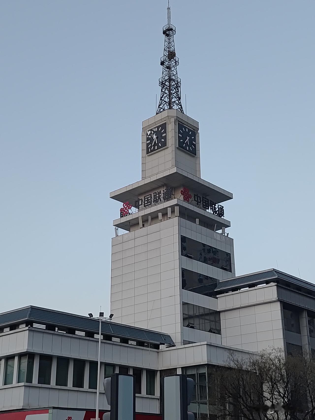 运城邮电大楼位于运城市解放路，是当地的一座标志性建筑 。 
该大楼建成于1989