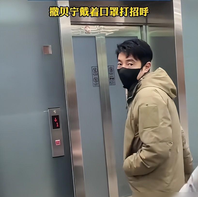 从全球顶级机构的认证官，到机场素颜拖行李带娃的妈妈。
这个巨大的身份落差，发生在