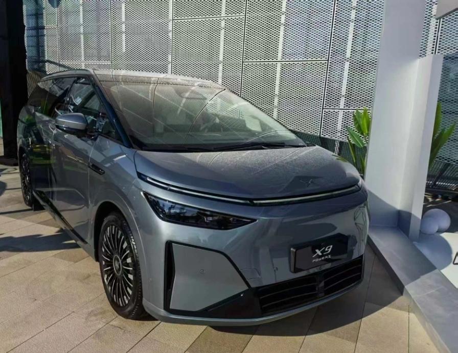 从某种意义上讲油车才能叫汽车，而电车虽然也是个车但不是真正意义上的汽车。
打个不