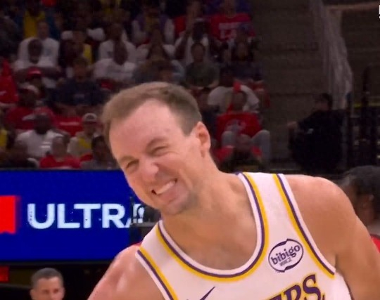【🏀篮球时刻！肯纳德中投得手，但随后表情为何痛苦？🤔】肯纳德的中投稳稳命中，