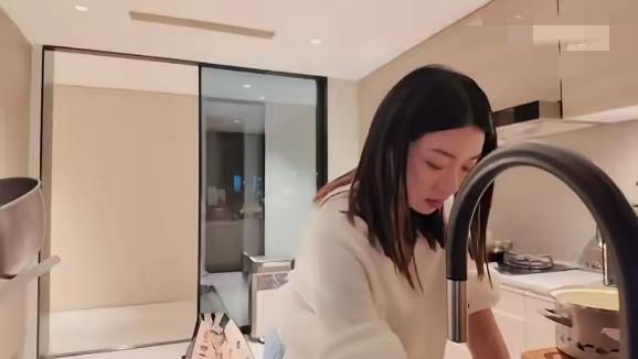 程晓玥分享怀孕8个月近况，坦言享受与丈夫难得的二人世界，游遍上海。她自称FOMO