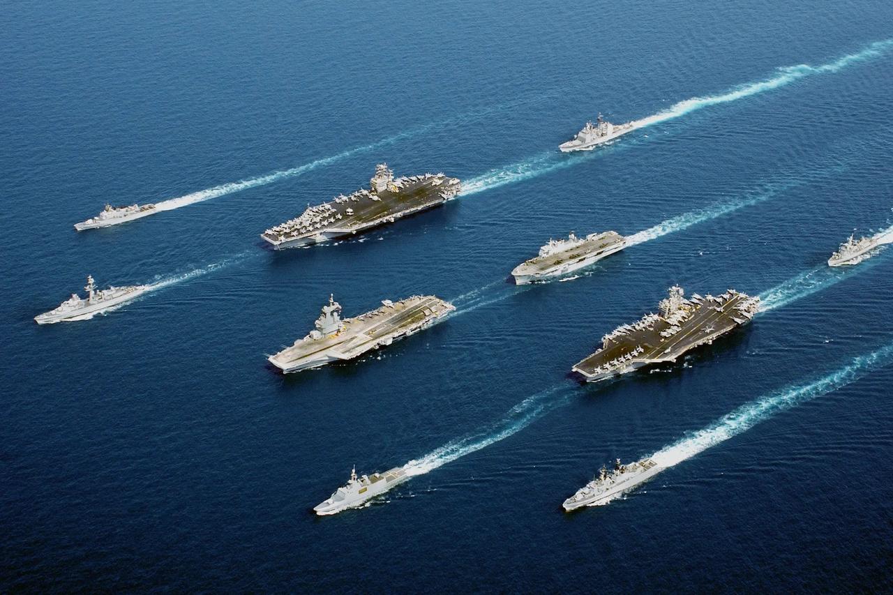 最近的中东海域，气氛一下子就紧张了起来。美国的三艘航母打击群，齐刷刷地开进了这片