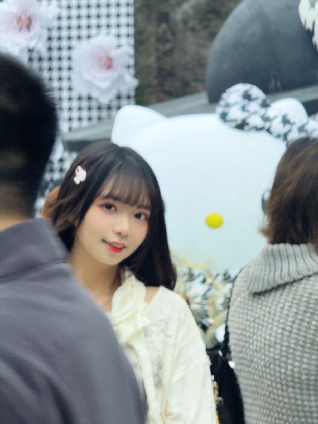 第一张好像：拥挤的人潮之中 我一眼找到了你兜系少女[超话] ​​​