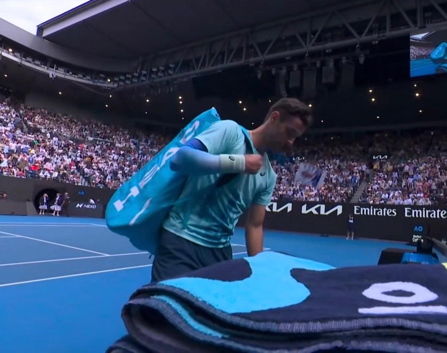 德约科维奇vs穆塞蒂他领先他拿下前两盘他……退赛了？！！那恭喜德约科维奇晋级四强