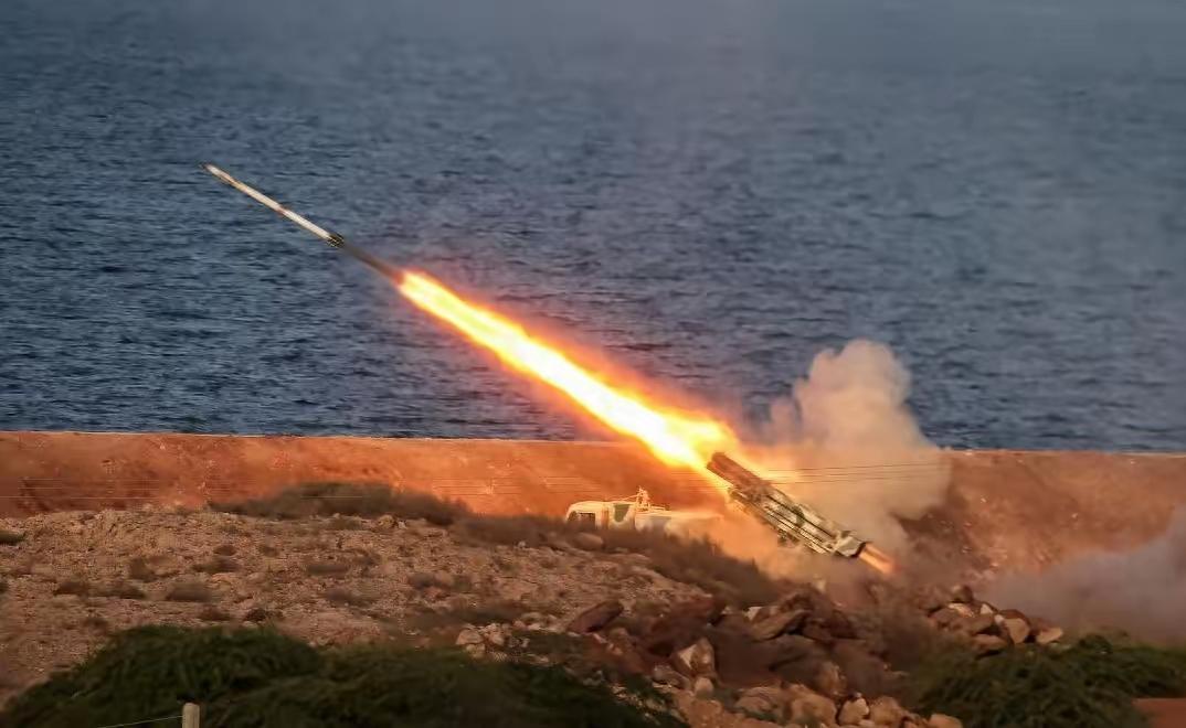 新华社消息，伊朗塔斯尼姆通讯社报道，伊朗再次成功全歼美以雇佣兵大队，一举抓捕73