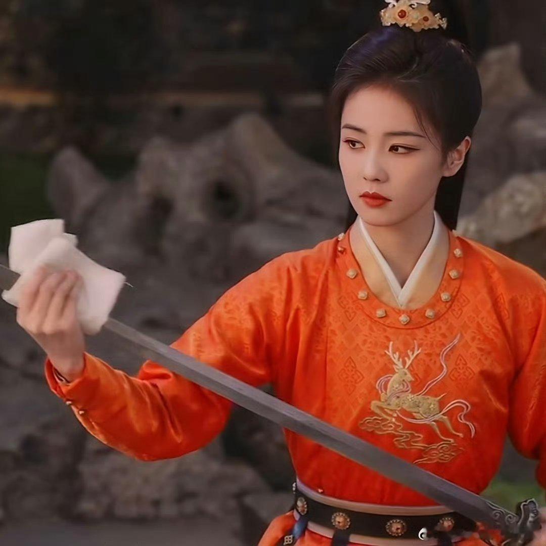 白鹿说李佩仪好狠一女主 谁能拒绝狠飒的李佩仪！查案死磕到底，眼神里满是执着，疯批