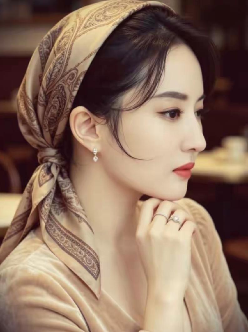 这样盛世美颜的美女，怕是只有网上才有吧！

这个美女从侧颜看，好像神仙姐姐。再仔