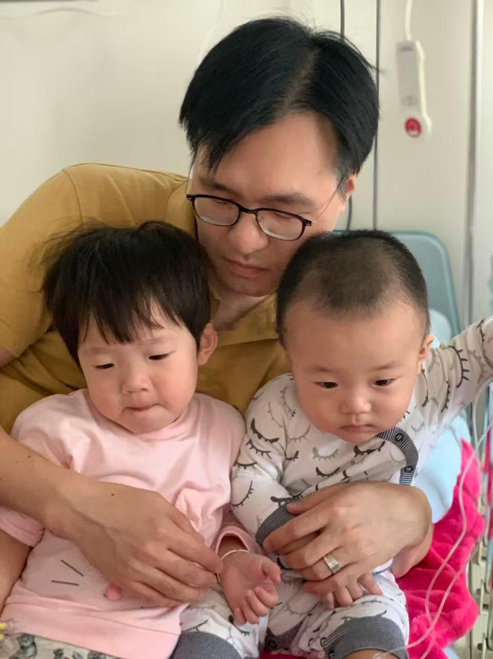 刚才收到了球爸爸发来的老照片俩孩子当时住院在病房拍的我就逗77:“77，넌 어렸