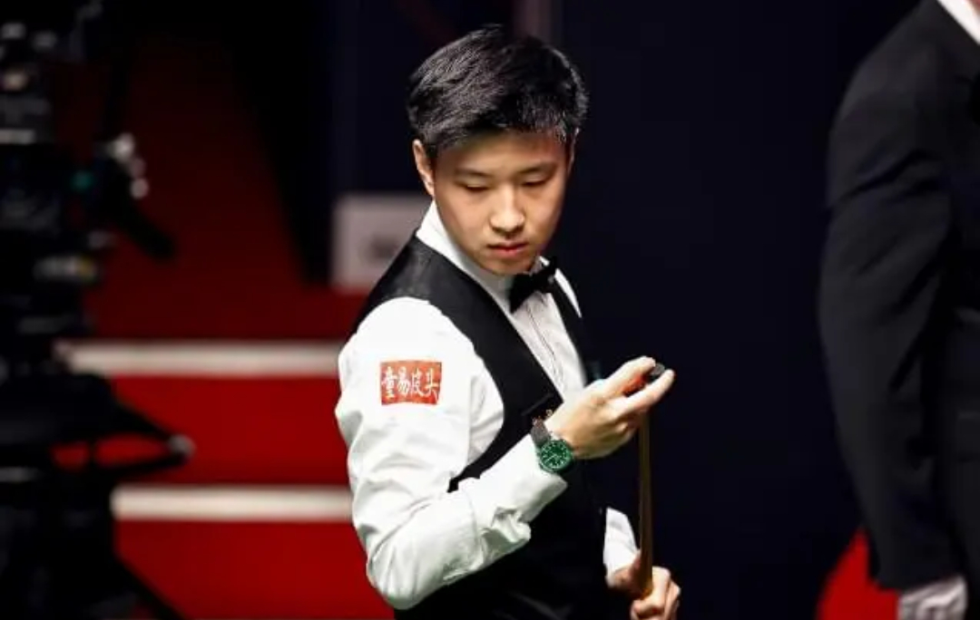 斯诺克英锦赛中国德比 赵心童罚分翻盘2-0领先 丁俊晖遭逆转1-1战平徐思斯诺克