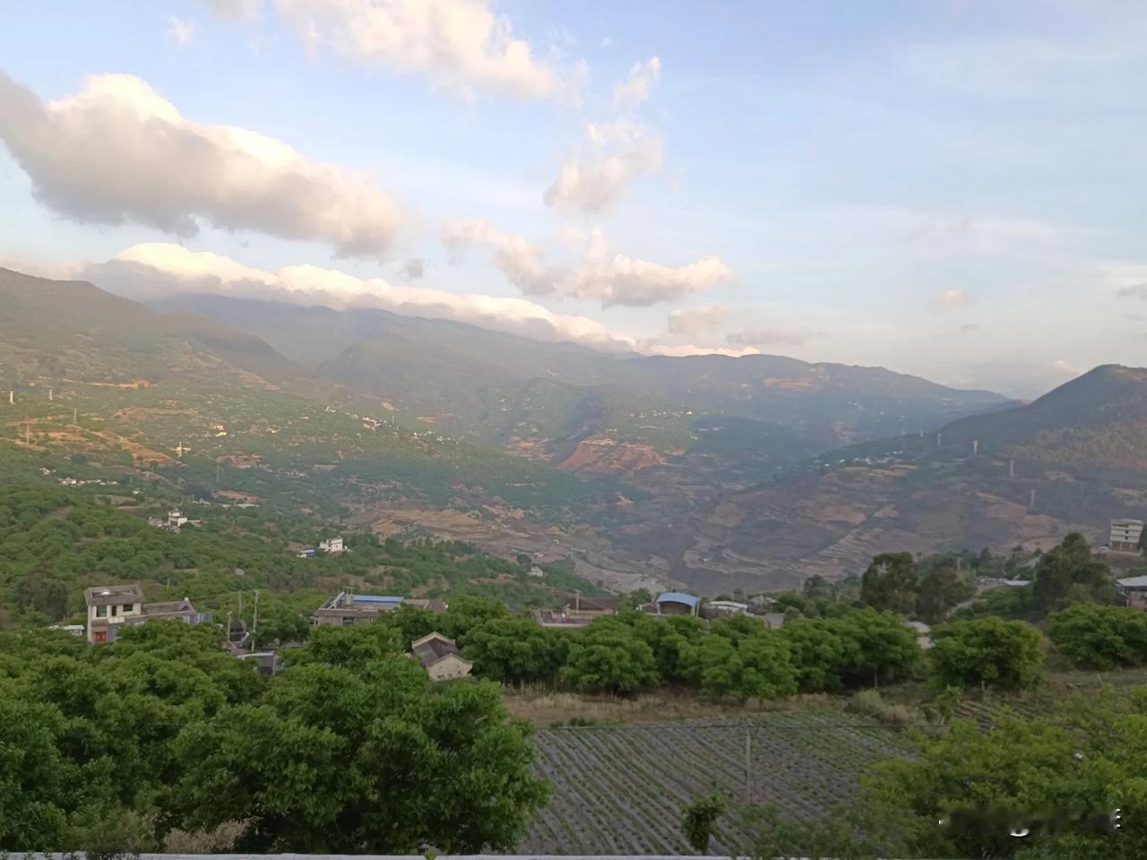 你想要过什么样的生活，就要付出什么样的努力。
若想在晨光中捧书啜茶，就得在深夜耐